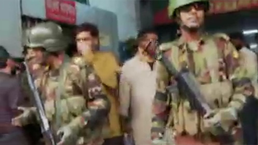 ওসমান হাদি গুলিবিদ্ধ: ঢাকা মেডিকেলে সেনাবাহিনী মোতায়েন