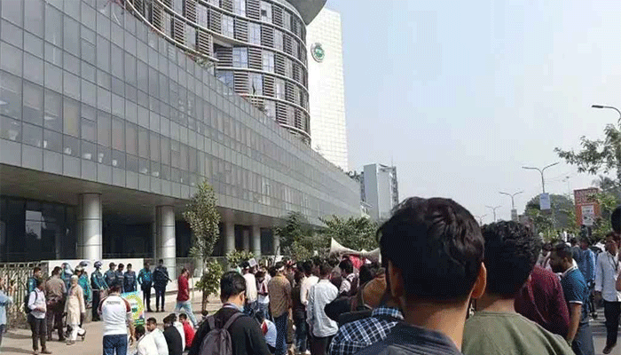 বিটিআরসির আশ্বাসে অবরোধ স্থগিত করলেন মোবাইল ব্যবসায়ীরা