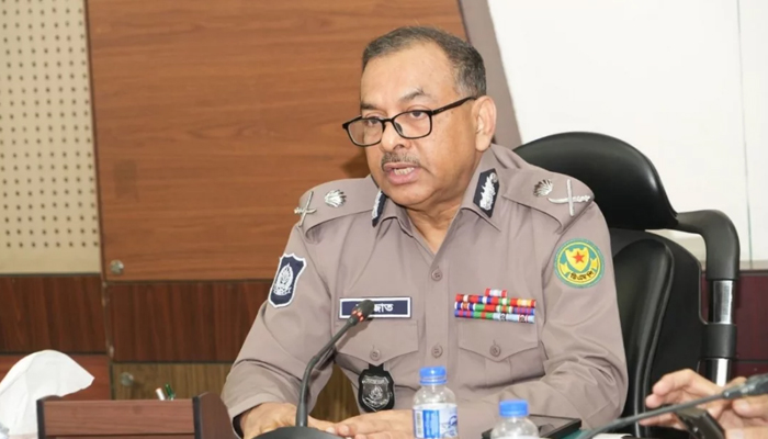 হাদি হত্যা : আন্দোলনকারীদের ধৈর্য ধরার আহ্বান ডিএমপি কমিশনারের