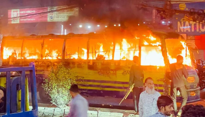 রাজধানীর বাড্ডায় যাত্রীবাহী বাসে আগুন
