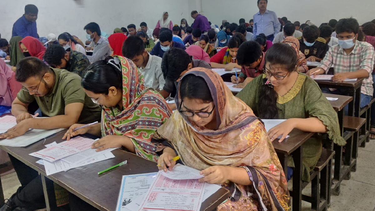 মেডিকেল ভর্তি পরীক্ষা : কেন্দ্রে আসছেন পরীক্ষার্থীরা