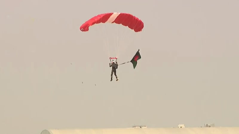 দেশের পতাকা হাতে ৫৪ জন প্যারাট্রুপিং করে বিশ্ব রেকর্ড বাংলাদেশের