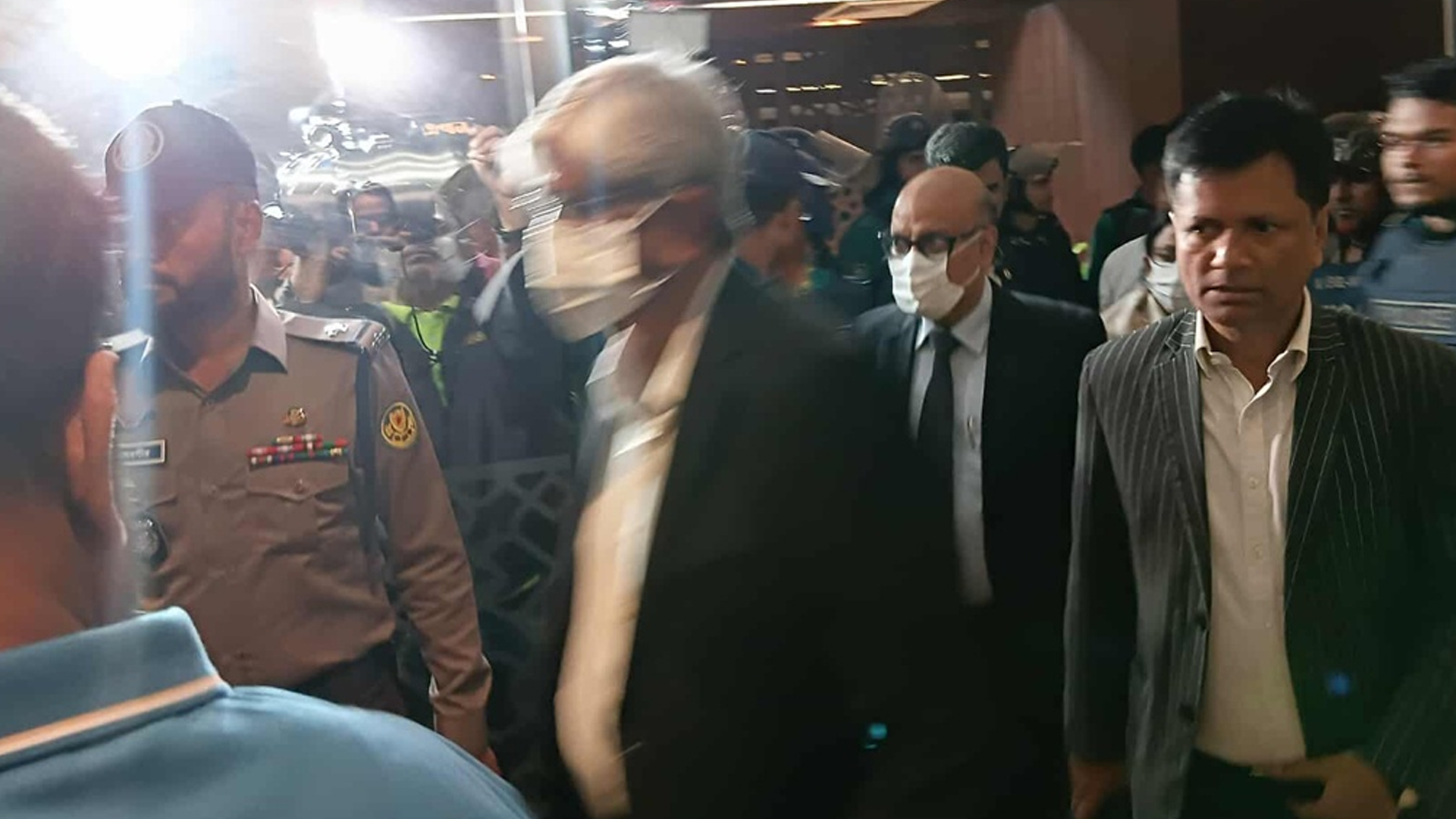 পুলিশি নিরাপত্তায় সচিবালয় ছাড়লেন অর্থ উপদেষ্টা