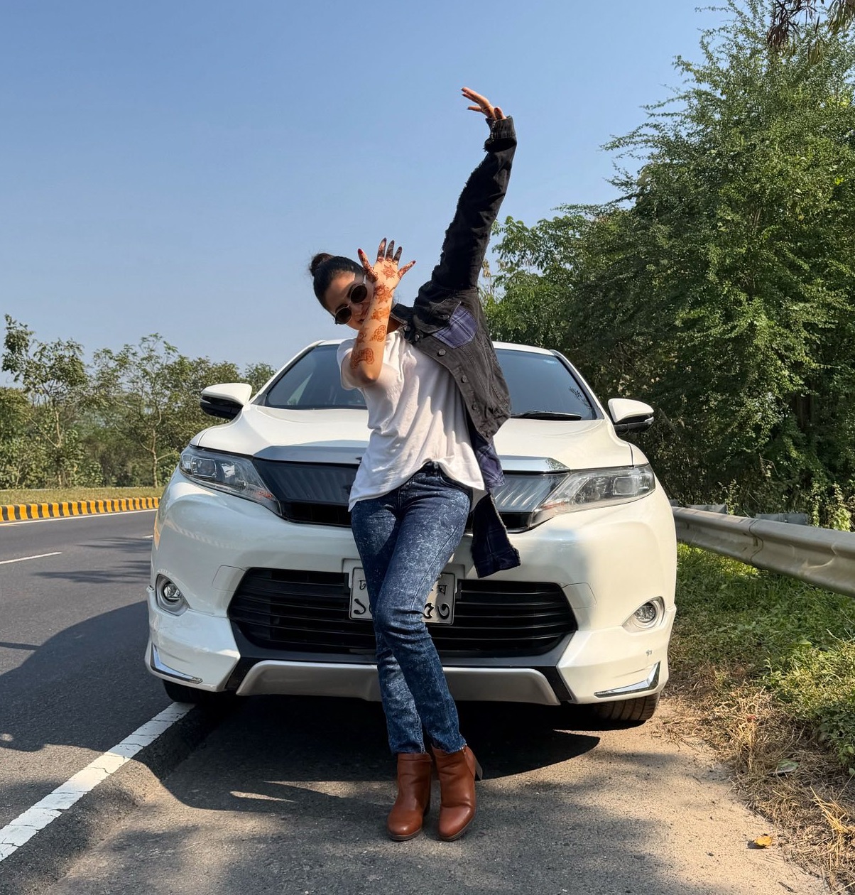 পিঠা খেতে ঢাকা ছাড়লেন পরীমণি