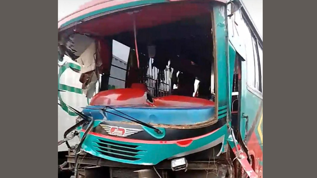 কালিয়াকৈরে বাস-ট্রাকের সংঘর্ষে নিহত ১, আহত ১২