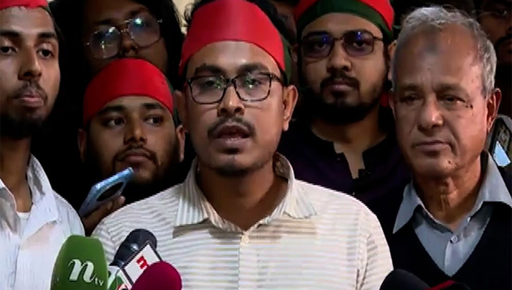 পাশে দাঁড়িয়ে স্বরাষ্ট্র উপদেষ্টার পদত্যাগ দাবি সাদিক কায়েমের