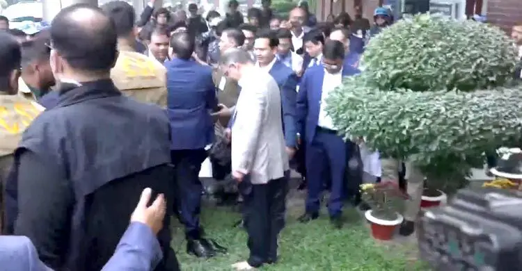 বিমানবন্দরে নেমে খালি পায়ে মাটি স্পর্শ তারেক রহমানের