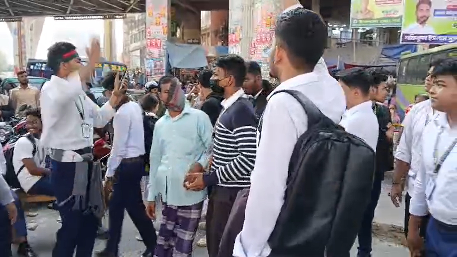 তেজগাঁও কলেজ সংঘর্ষে আহত শিক্ষার্থীর মৃত্যু, ফার্মগেটে সহপাঠীদের সড়ক অবরোধ