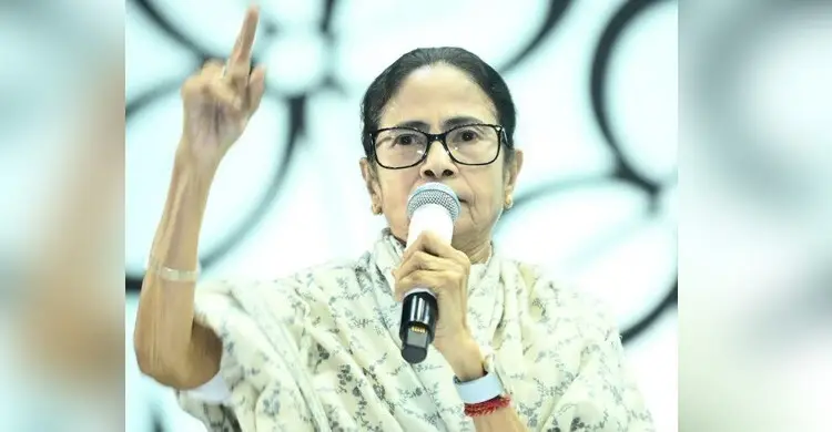 ওদের থেকে দিল্লি কেড়ে নেবো : মমতা