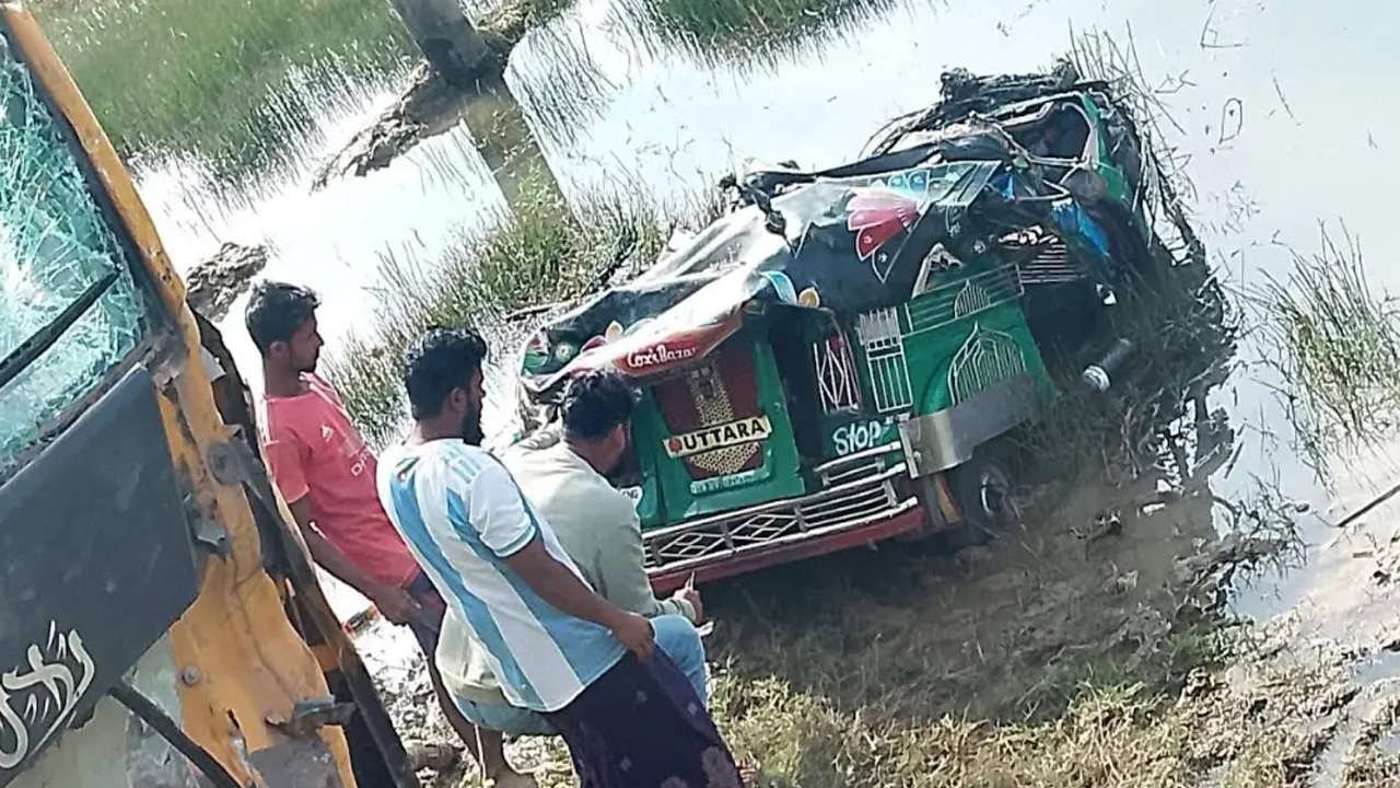ট্রাক-অটোরিকশার সংঘর্ষে চালকসহ নিহত ২
