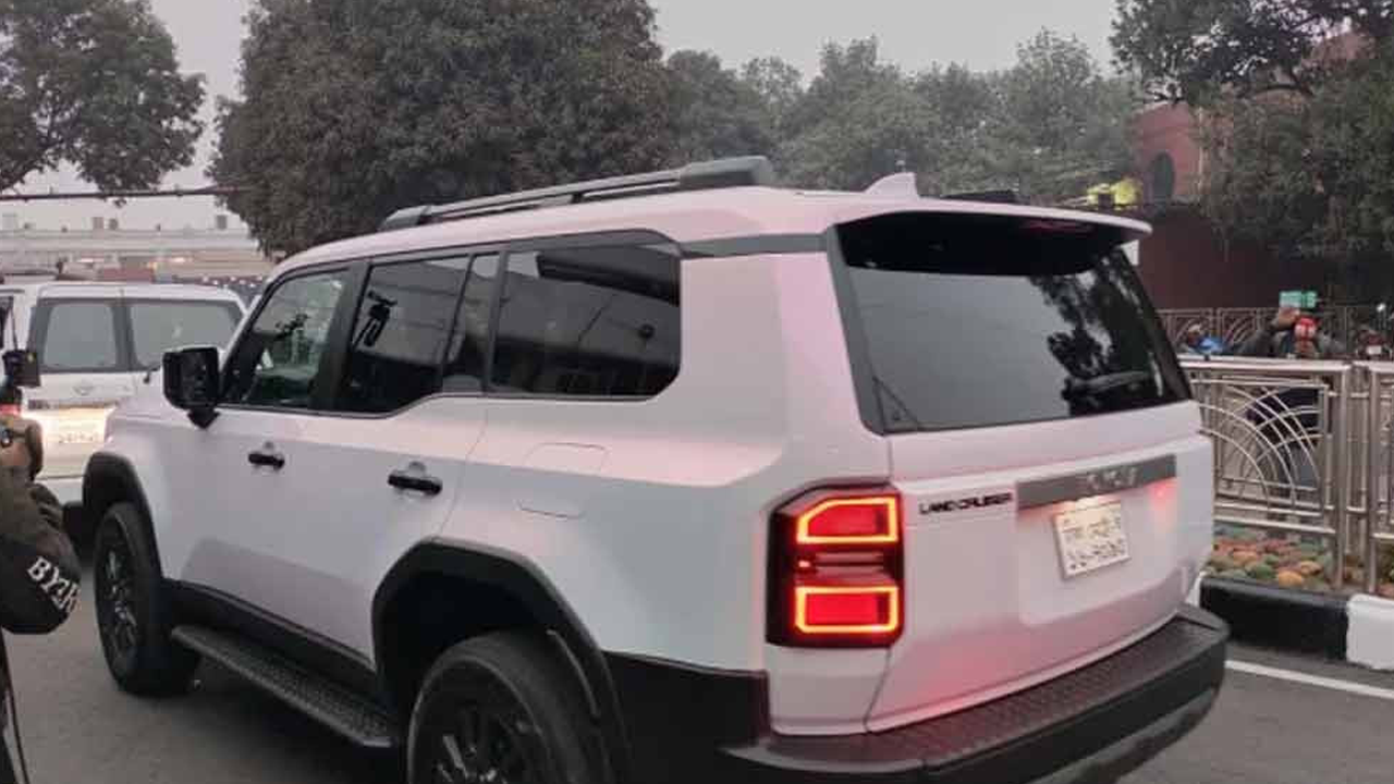 বিমানবন্দরে পৌঁছেছে তারেক রহমানের জন্য বুলেটপ্রুফ গাড়ি