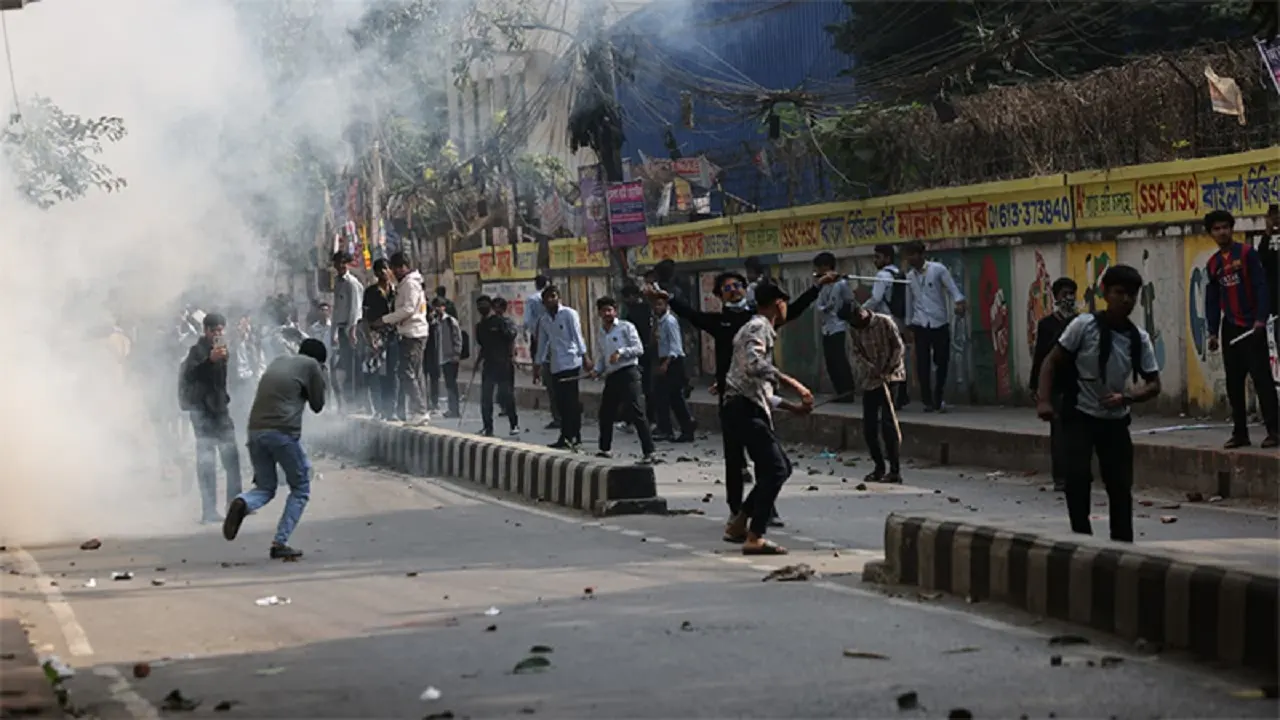 ঢাকা কলেজ ও আইডিয়ালের শিক্ষার্থীদের সংঘর্ষ
