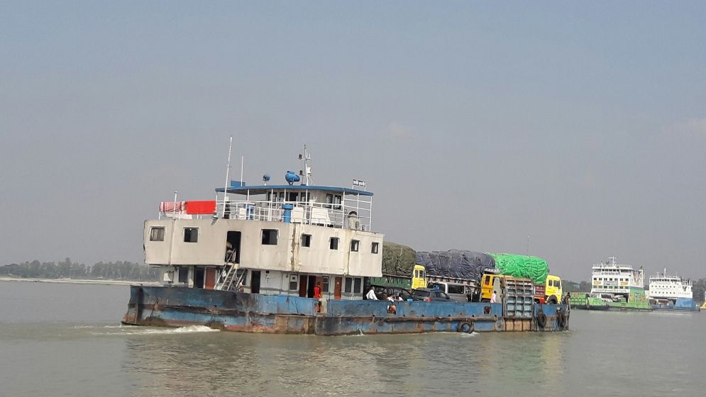 ৫ ঘণ্টা পর পাটুরিয়া-দৌলতদিয়া রুটে ফের ফেরি চলাচল শুরু