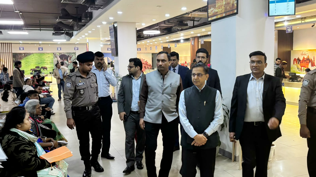 ভারতীয় ভিসা আবেদন কেন্দ্র পরিদর্শন হাইকমিশনার প্রণয় ভার্মার