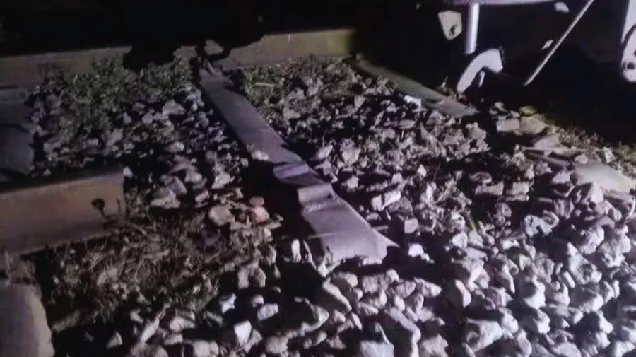 গফরগাঁওয়ে অগ্নিবীণা এক্সপ্রেস লাইনচ্যূত, ঢাকা-ময়নসিংহ রেল চলাচল বন্ধ