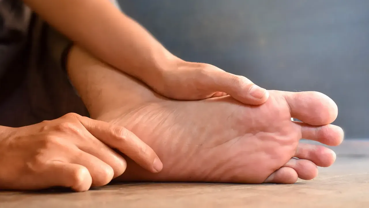 হাত-পা ঝিনঝিন বা তালু চুলকাচ্ছে? হতে পারে শরীরের সতর্কবার্তা