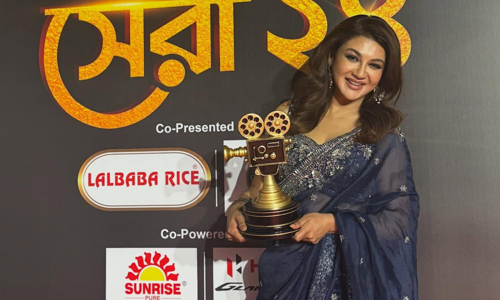 কলকাতায় সেরা অভিনেত্রীর সম্মাননা পেলেন জয়া