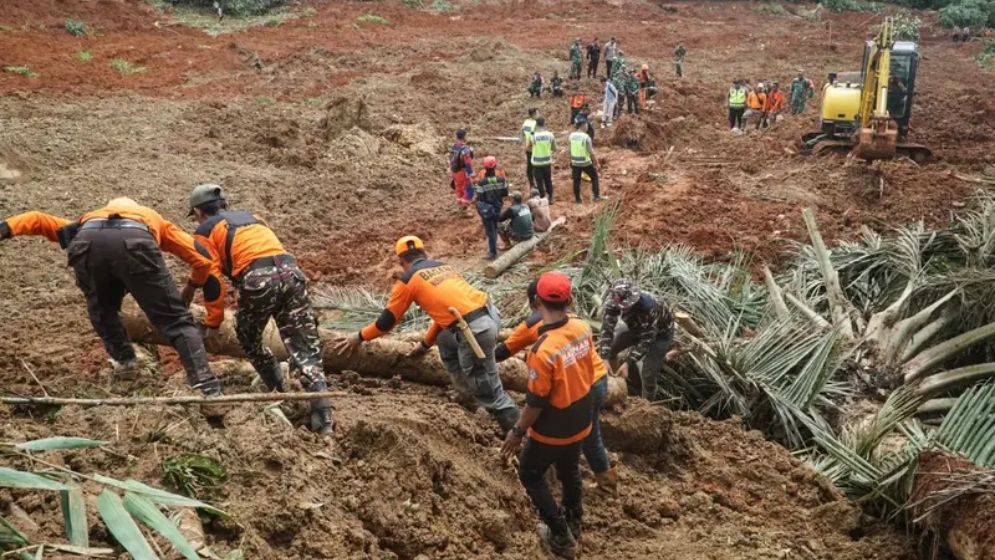 ভয়াবহ পাহাড় ধসে ইন্দোনেশিয়ায় ৭ জন নিহত, নিখোঁজ ৮২