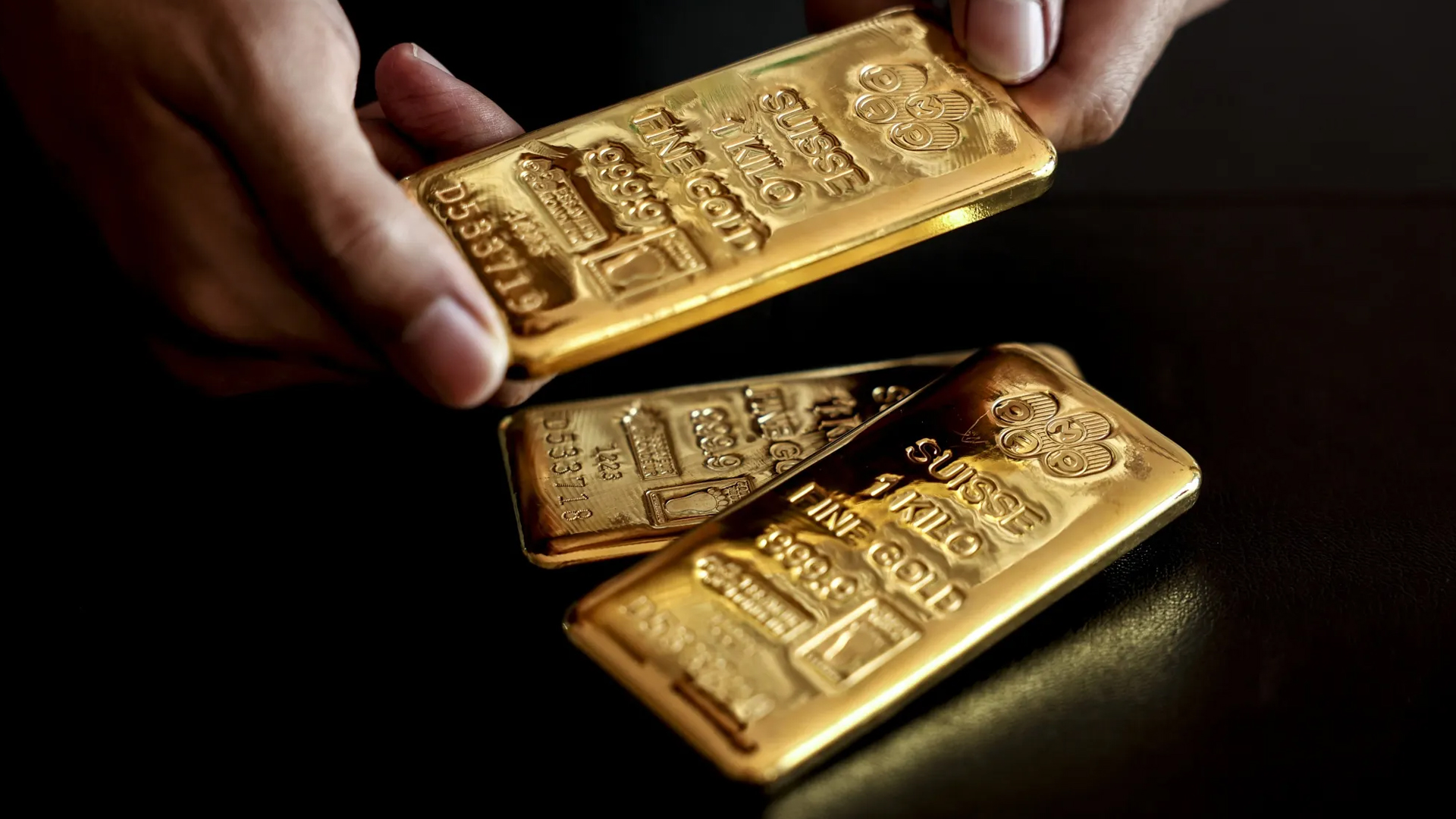 রেকর্ড দামের পরই স্বর্ণবাজারে বড় ধাক্কা, হঠাৎ কমলো দাম