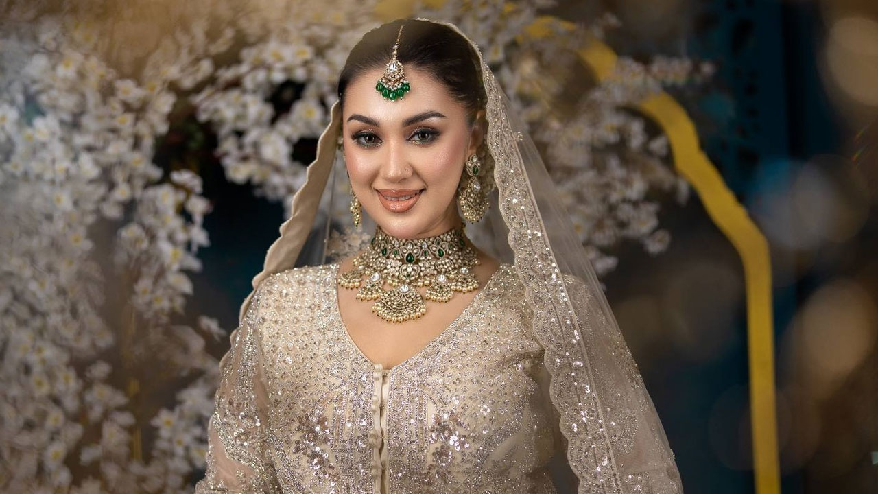 ব্রাইডাল ফটোশুটে নজর কাড়লেন অপু বিশ্বাস