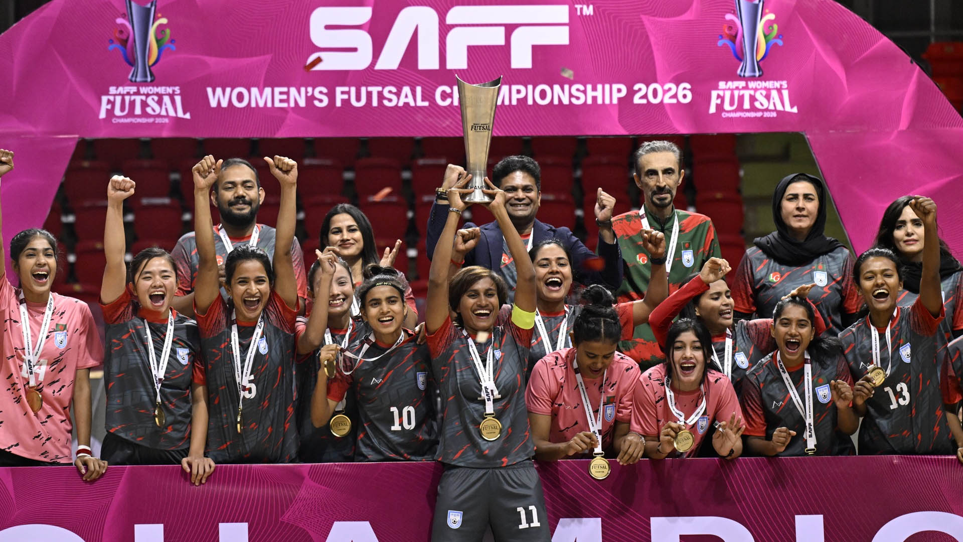 সাফ চ্যাম্পিয়ন ফুটসাল দলকে ছাদখোলা বাসে সংবর্ধনা দেবে বাফুফে