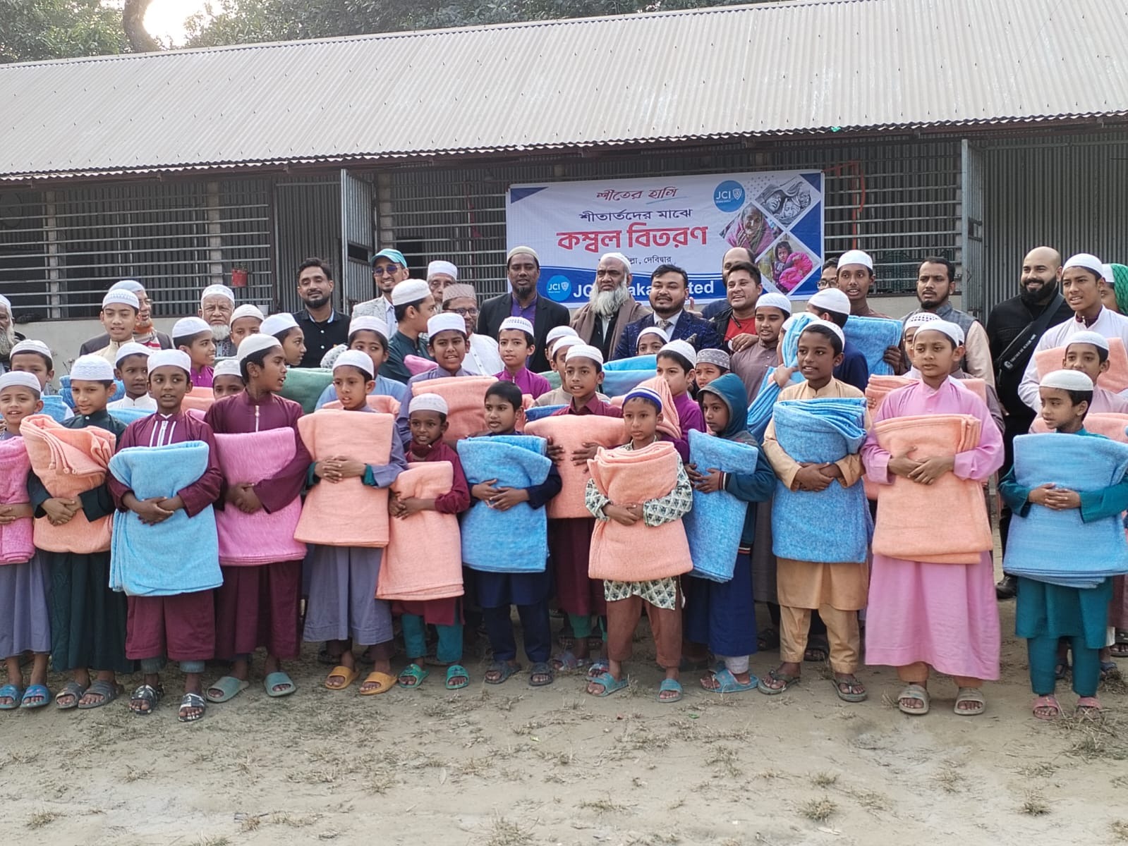 কুমিল্লায় শীতার্ত মানুষের পাশে জেসিআই ঢাকা ইউনাইটেড