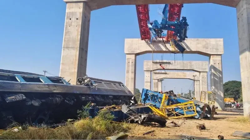 থাইল্যান্ডে চলন্ত ট্রেনের ওপর ক্রেন ভেঙে পড়ে নিহত ২২, আহত ৭৯