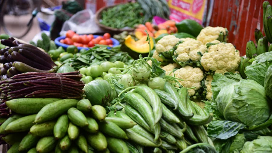 সবজিতে স্বস্তি, রোজার আগে বাড়ছে চিনির দাম