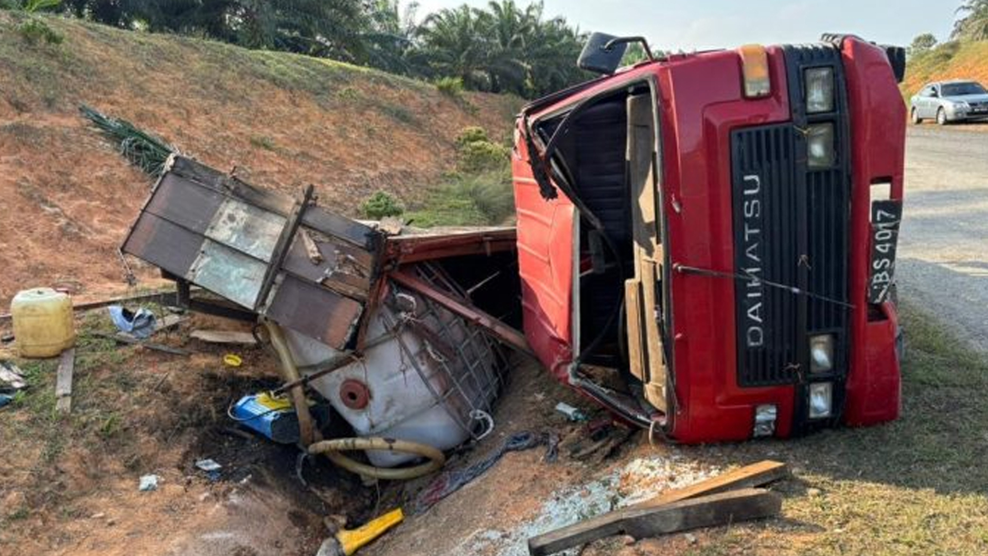 মালয়েশিয়ায় লরি উল্টে দুই বাংলাদেশি শ্রমিকের মৃত্যু