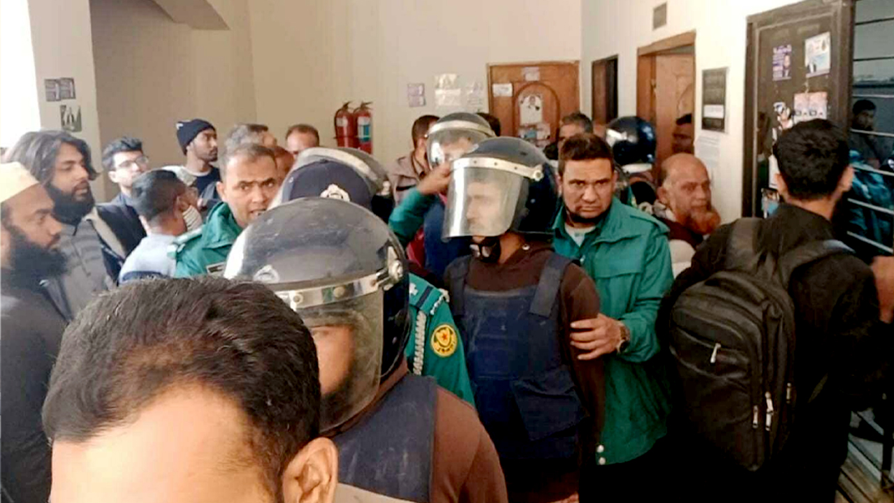 প্রথম আলোতে হামলার মামলায় ২ দিনের রিমান্ডে ৮ আসামি