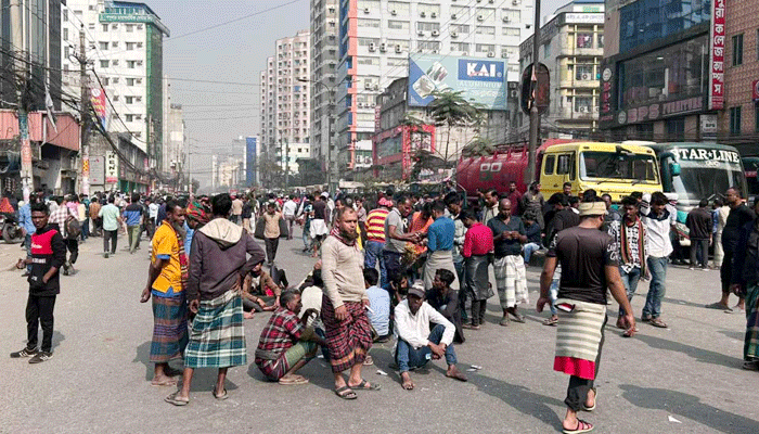 রাজধানীর বাড্ডায় অটোরিকশা চালকদের সড়ক অবরোধ, ভোগান্তি