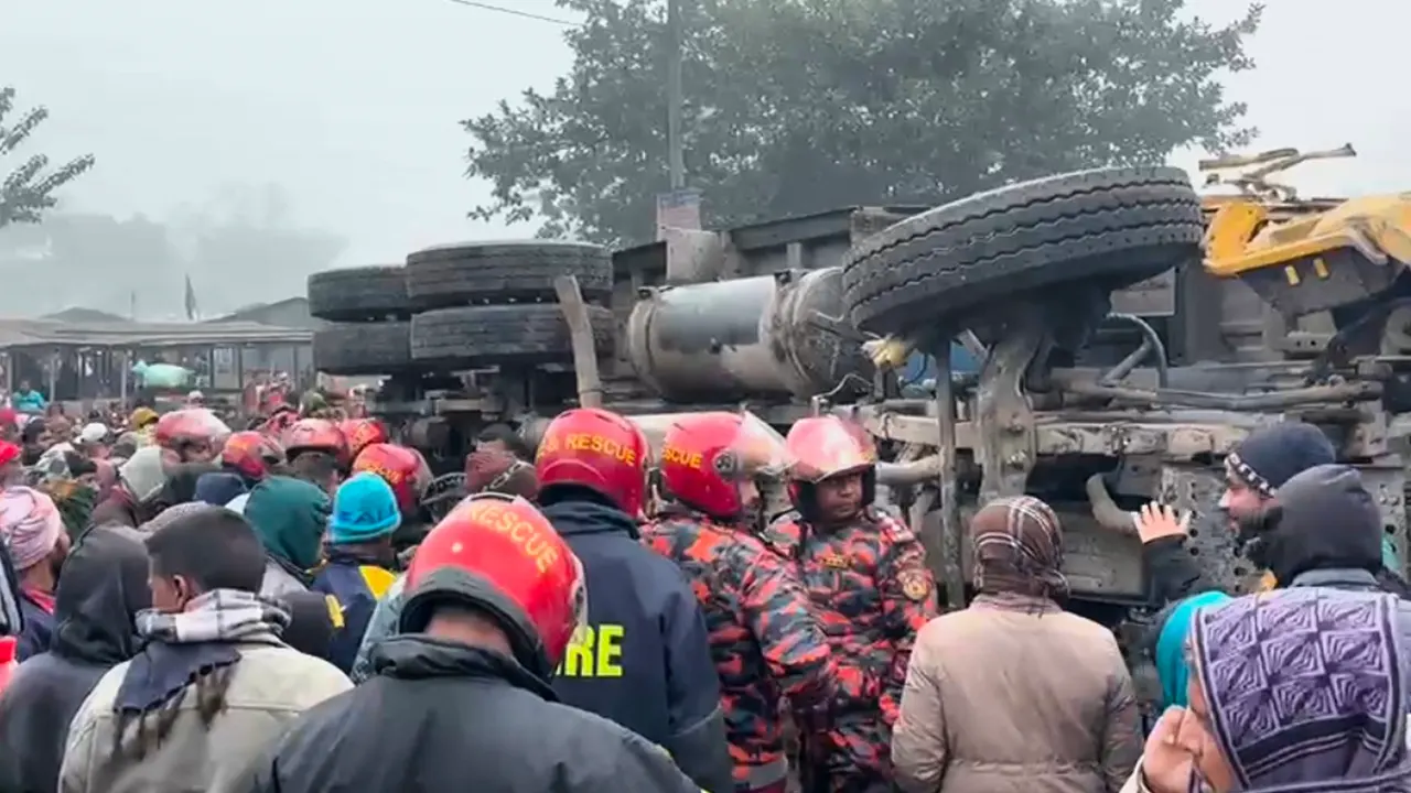 নিয়ন্ত্রণ হারিয়ে বাজারে বালুর ট্রাক, নিহত ৪