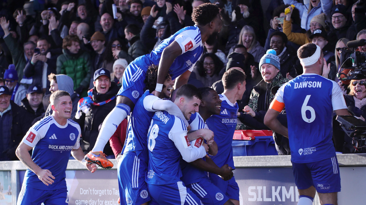 ১১৭ বছর আগের স্মৃতি ফিরিয়ে চ্যাম্পিয়নদের হারাল ষষ্ঠ স্তরের দল