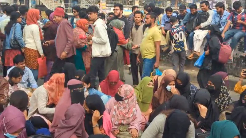 সায়েন্স ল্যাব, টেকনিক্যাল ও তাঁতীবাজার মোড় অবরোধ, তীব্র যানজট