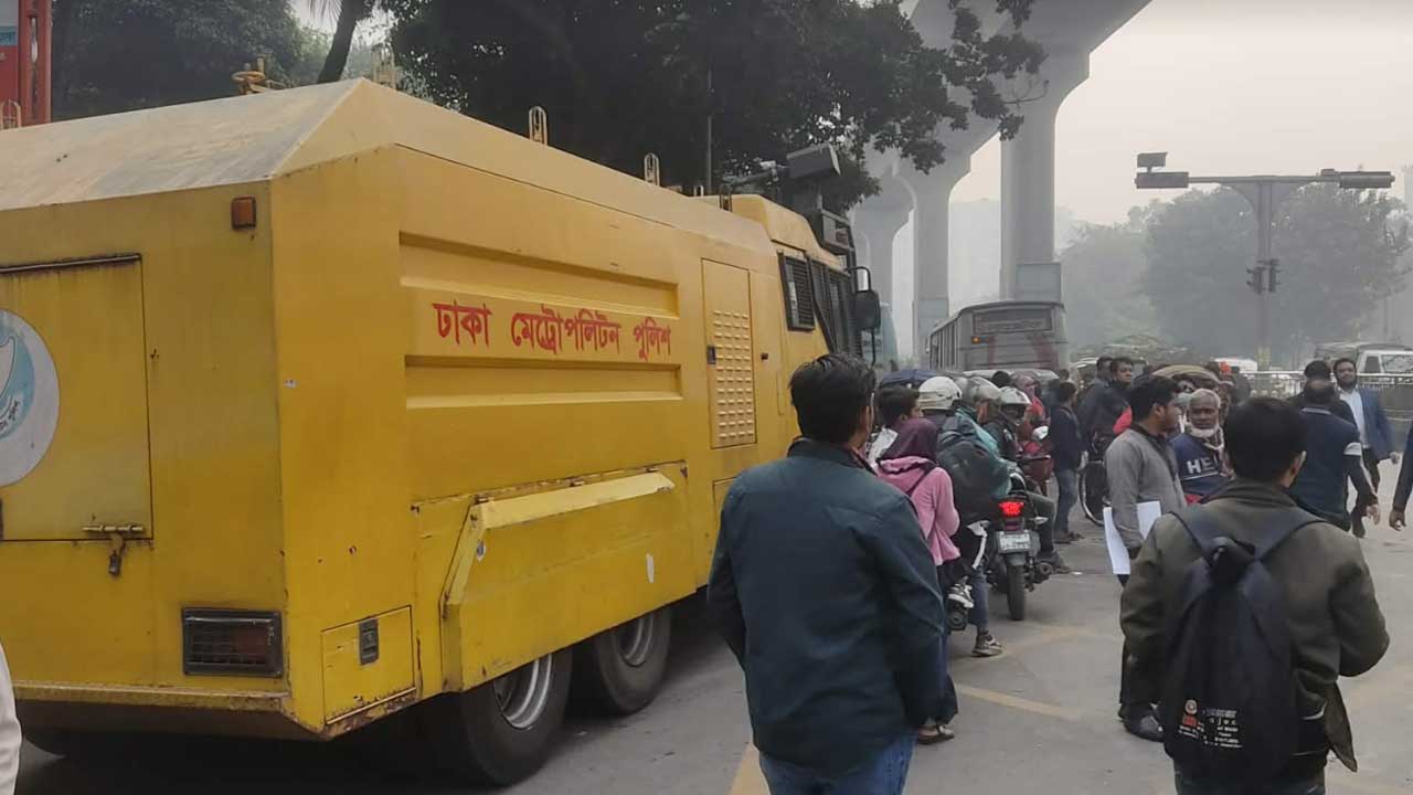 লাঠিপেটায় সড়ক ছাড়লেন মোবাইল ফোন ব্যবসায়ীরা