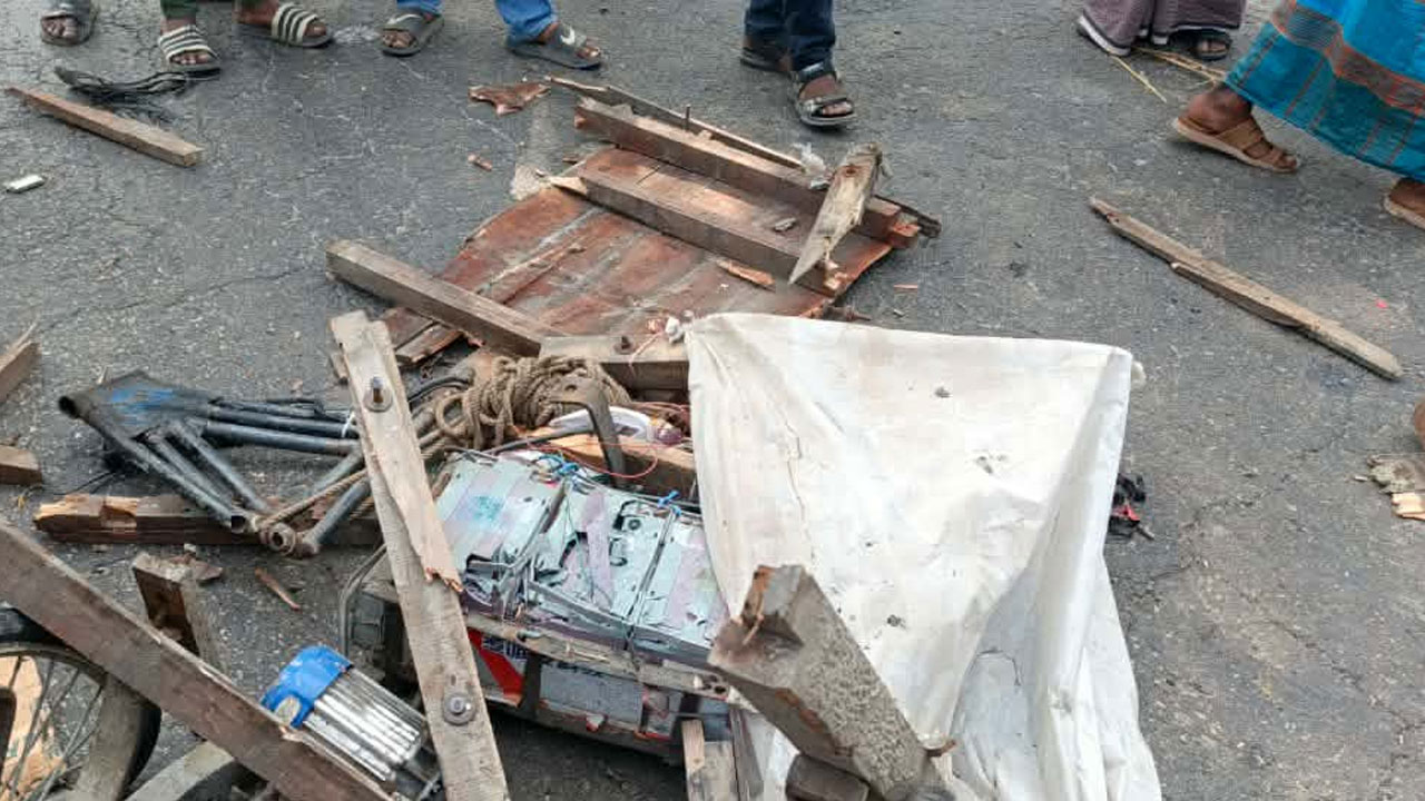 ঢাকা-বরিশাল মহাসড়কে কাভার্ডভ্যানের চাপায় প্রাণ গেল ৩ জনের