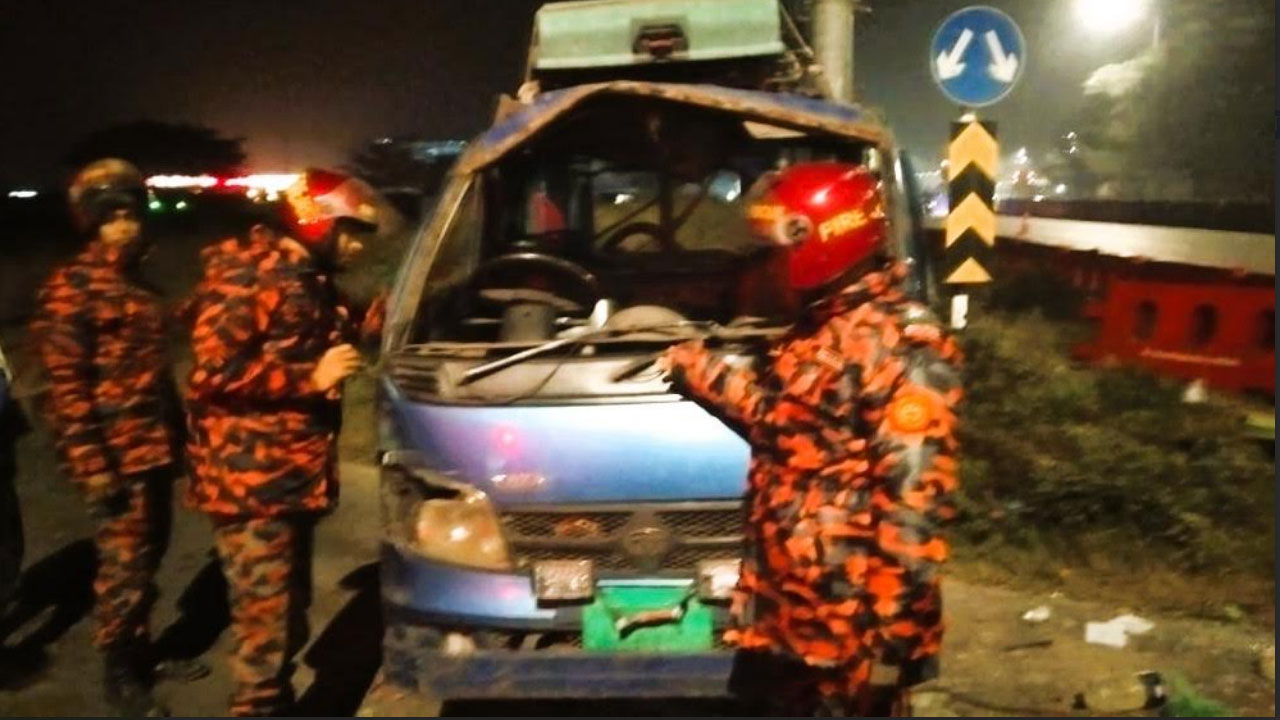 এক্সপ্রেসওয়েতে বাস-পিকআপের মুখোমুখী সংঘর্ষ, আহত ১০