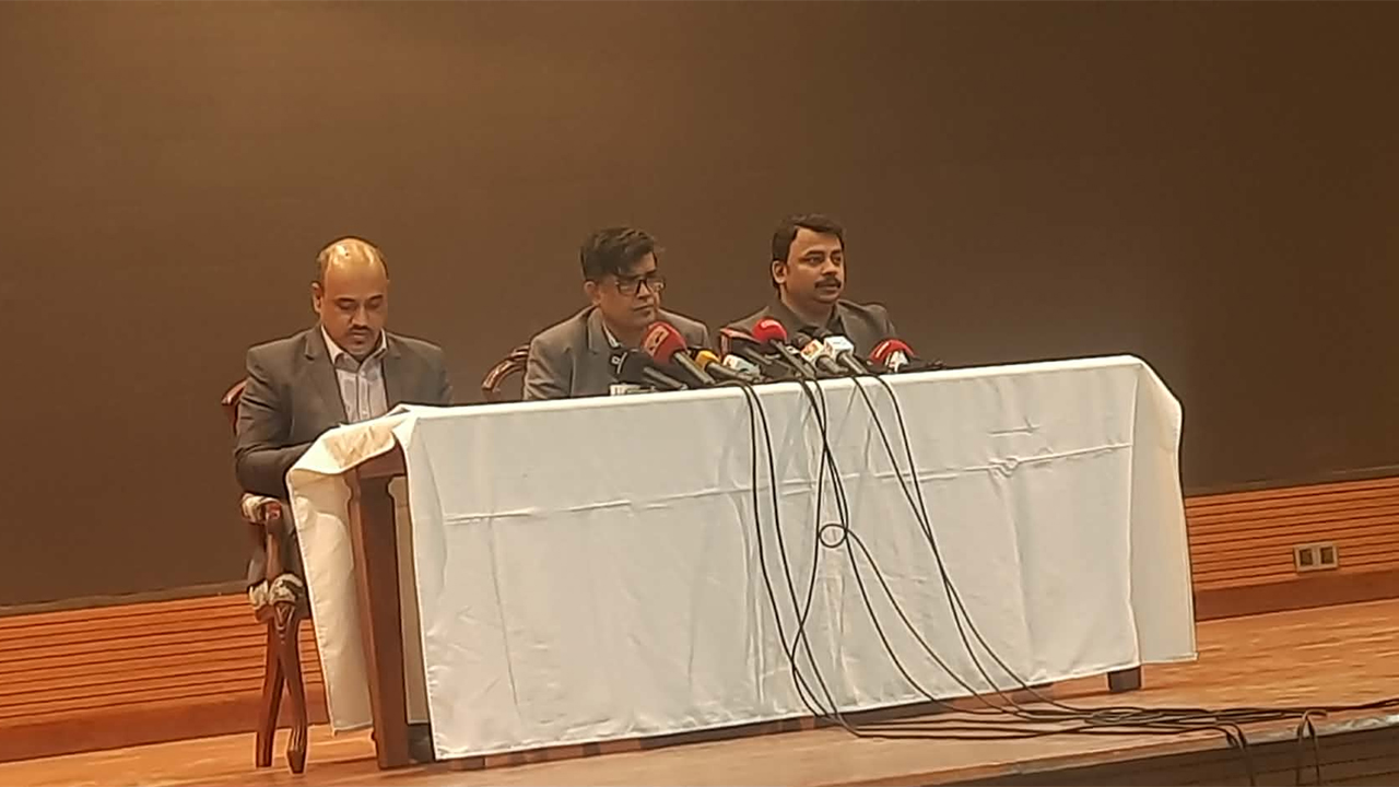 নির্বাচনের আগে লুট হওয়া অস্ত্র দ্রুত উদ্ধার করার তাগিদ প্রধান উপদেষ্টার