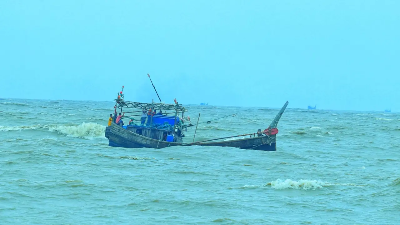 অবৈধভাবে সমুদ্রপথে মালয়েশিয়া যাওয়ার সময় আটক ২৭৩