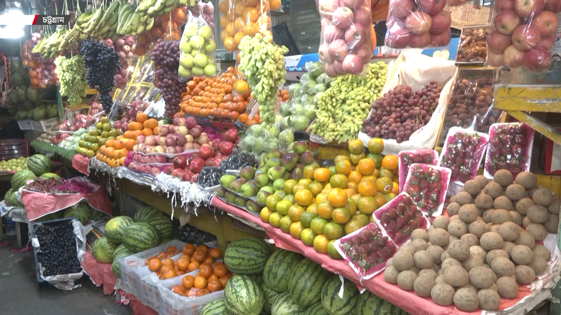 চাহিদার অতিরিক্ত আমদানি, তবু কেন কমছে না ফলের দাম?