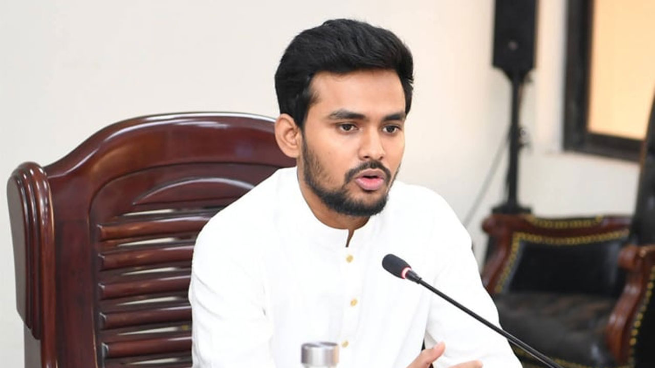 বিএনপিকে ‘সাপ ও দুধ-কলা’র গল্প মনে করালেন আসিফ মাহমুদ