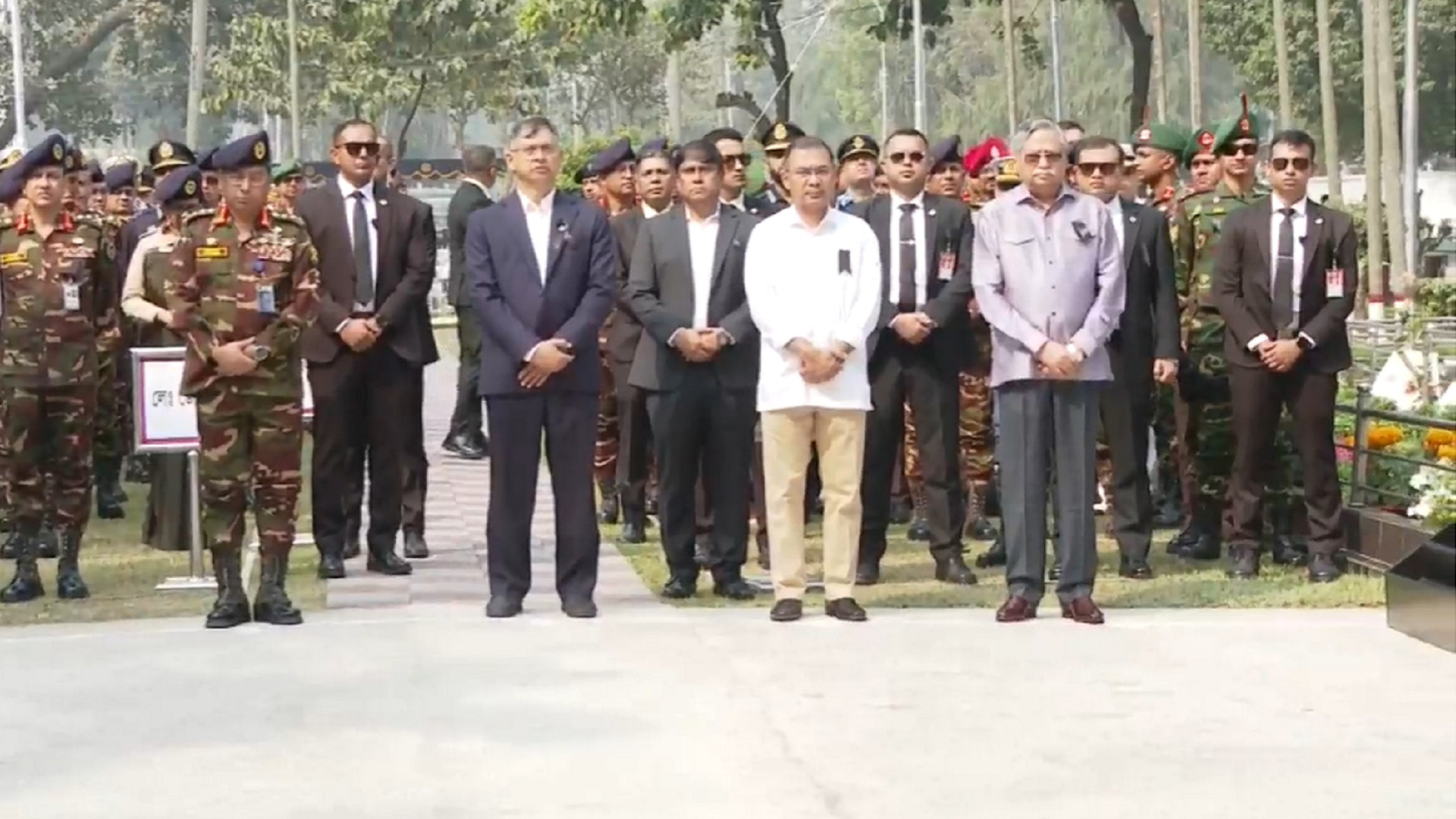 পিলখানা হত্যাকাণ্ডে শহীদদের প্রতি রাষ্ট্রপতি ও প্রধানমন্ত্রীর শ্রদ্ধা