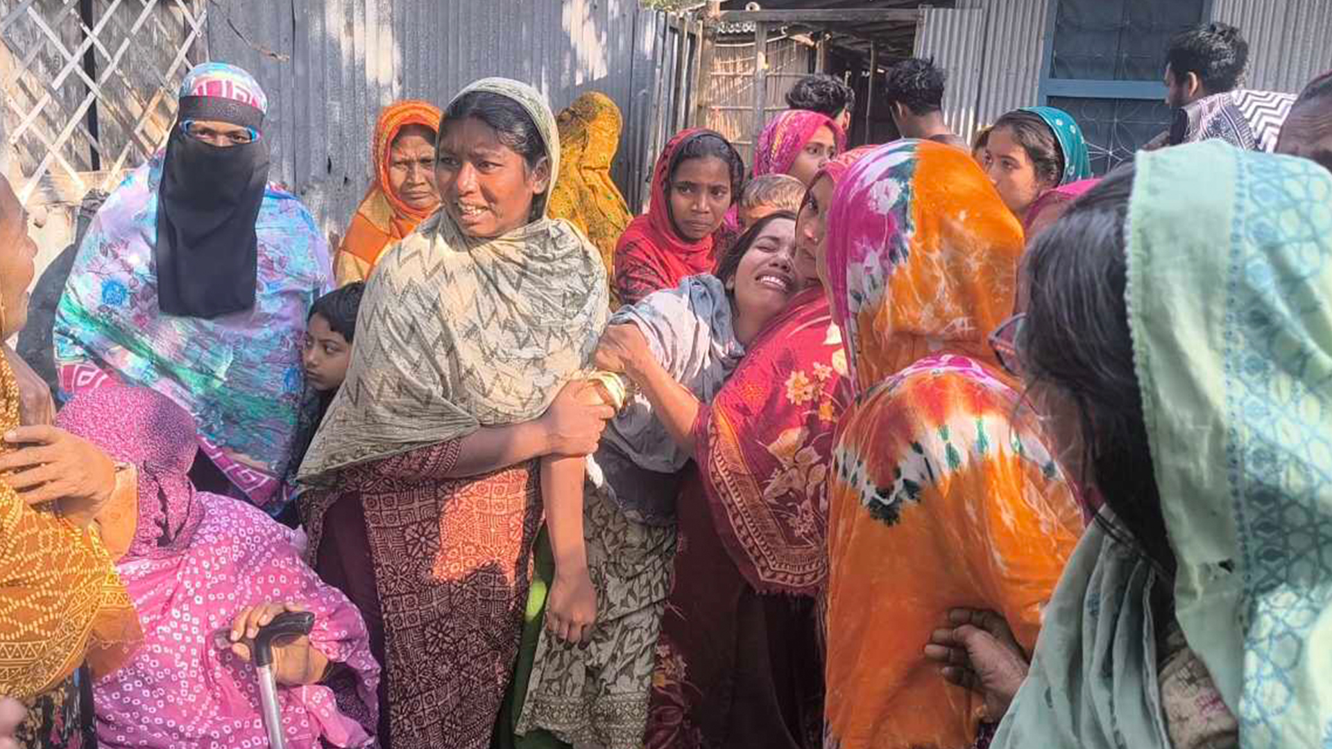 বাড়ির উঠানে দাদির, সরিষার ক্ষেতে মিললো নাতনির বিবস্ত্র মরদেহ