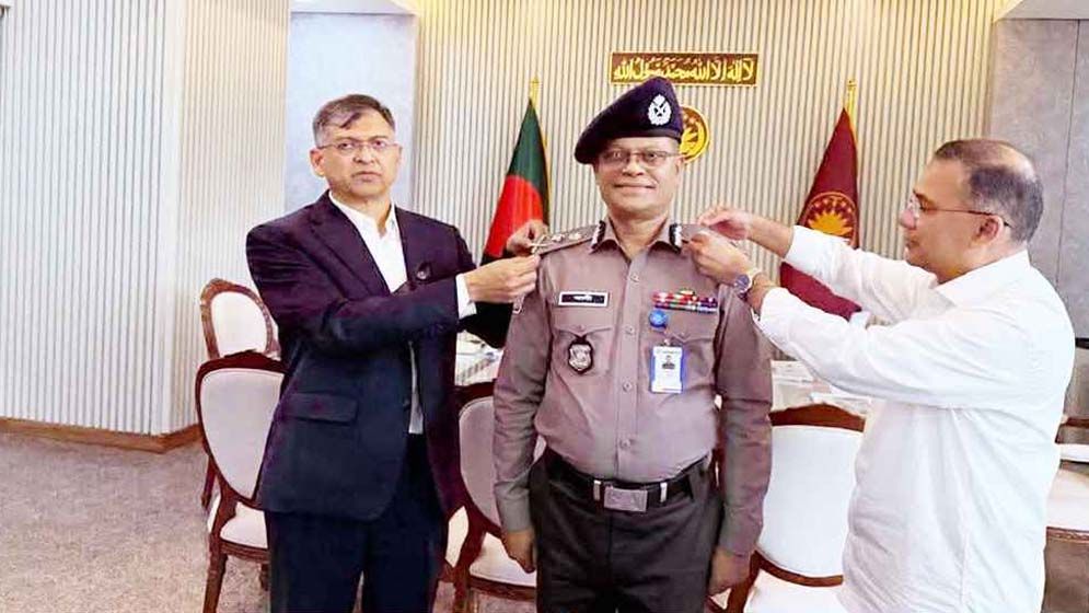নতুন আইজিপিকে র‍্যাংক ব্যাজ পরালেন প্রধানমন্ত্রী