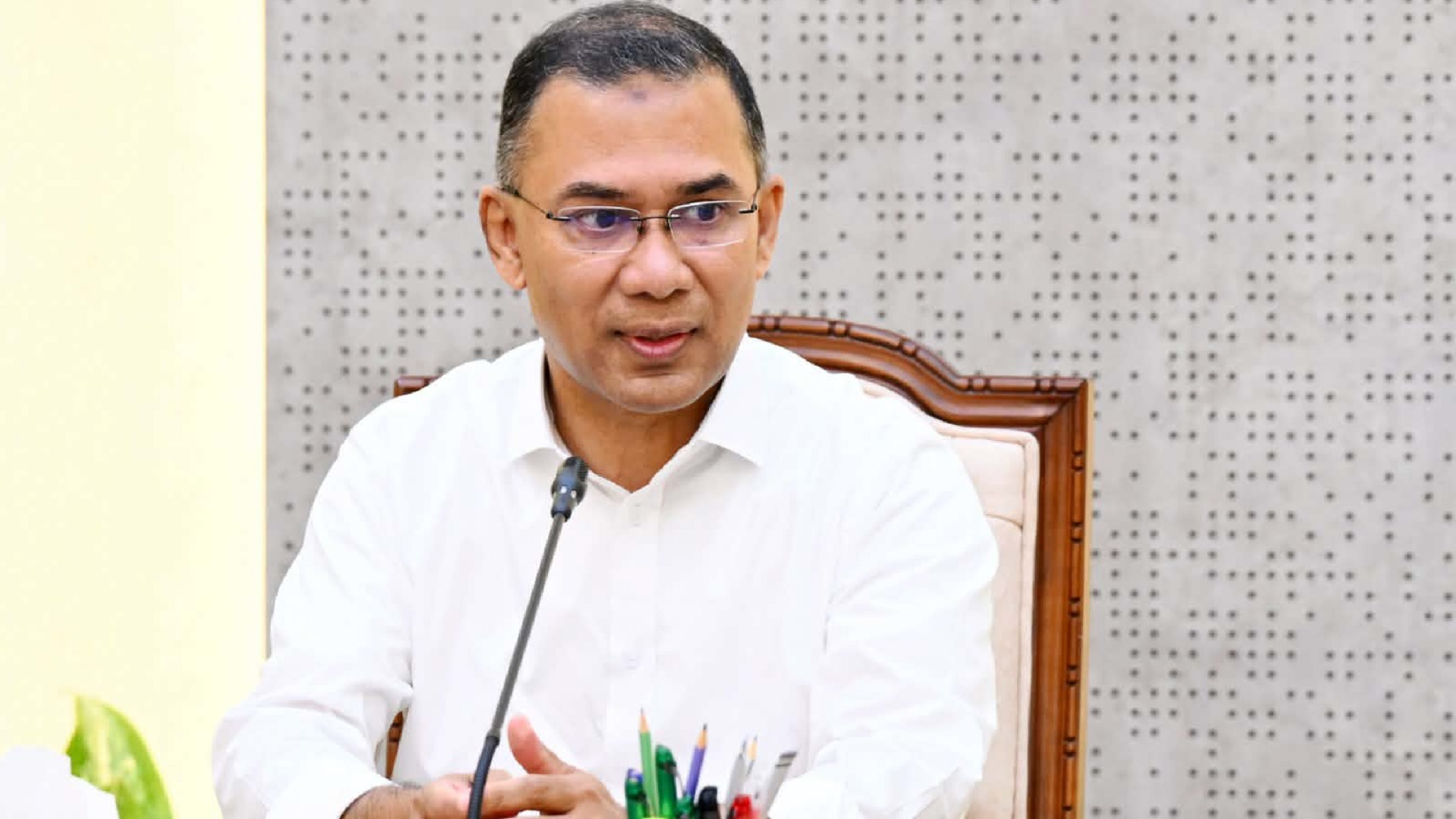 সচিবালয় থেকে পায়ে হেঁটে ওসমানী মিলনায়তনে প্রধানমন্ত্রী