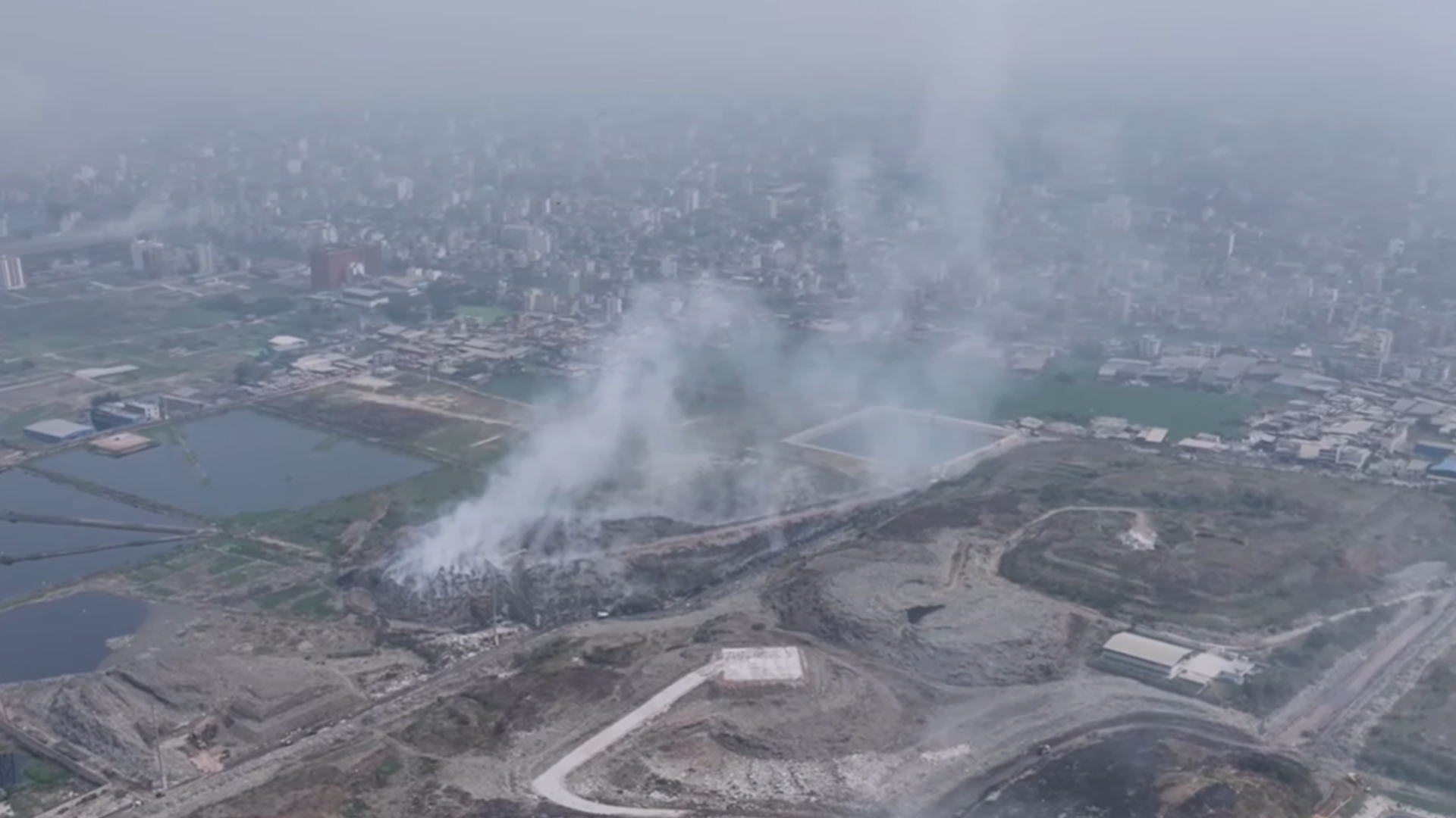 জ্বলছে ঢাকা দক্ষিণের সবচেয়ে বড় ময়লার ভাগাড়, বিষাক্ত ধোঁয়ায় স্বাস্থ্যঝুঁকিতে স্থানীয়রা