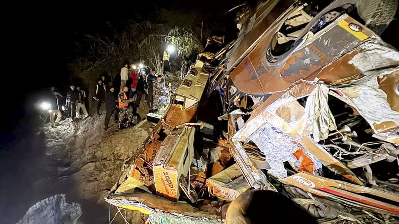 নেপালে নদীতে বাস উল্টে পড়ে ১৮ জন নিহত