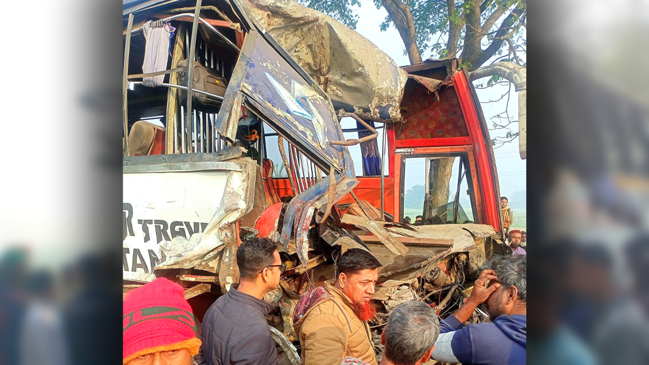 পাবনায় দুই বাসের সংঘর্ষে প্রাণ গেল ২ জনের