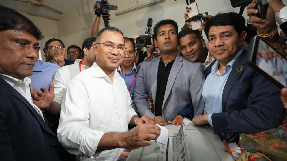 পরিবারকে সাথে নিয়ে ভোট দিলেন তারেক রহমান