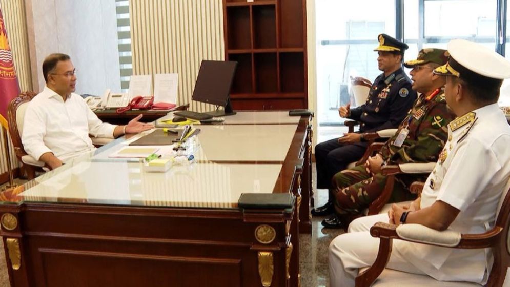 প্রধানমন্ত্রীর সঙ্গে তিন বাহিনী প্রধানের সাক্ষাৎ